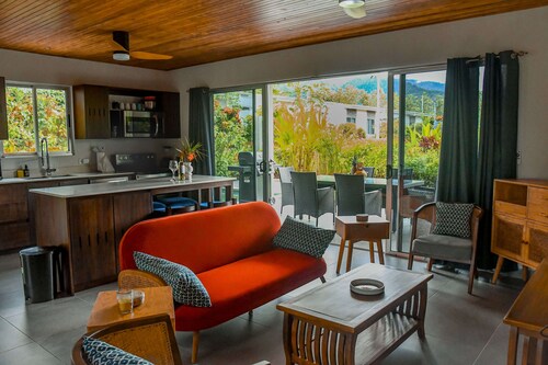 3 bedroom. 10 min to Beach. Private Pool.