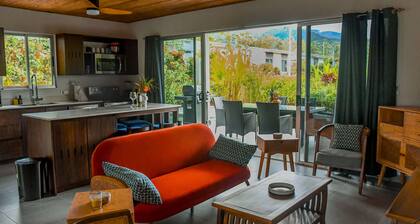 3 bedroom. 10 min to Beach. Private Pool.