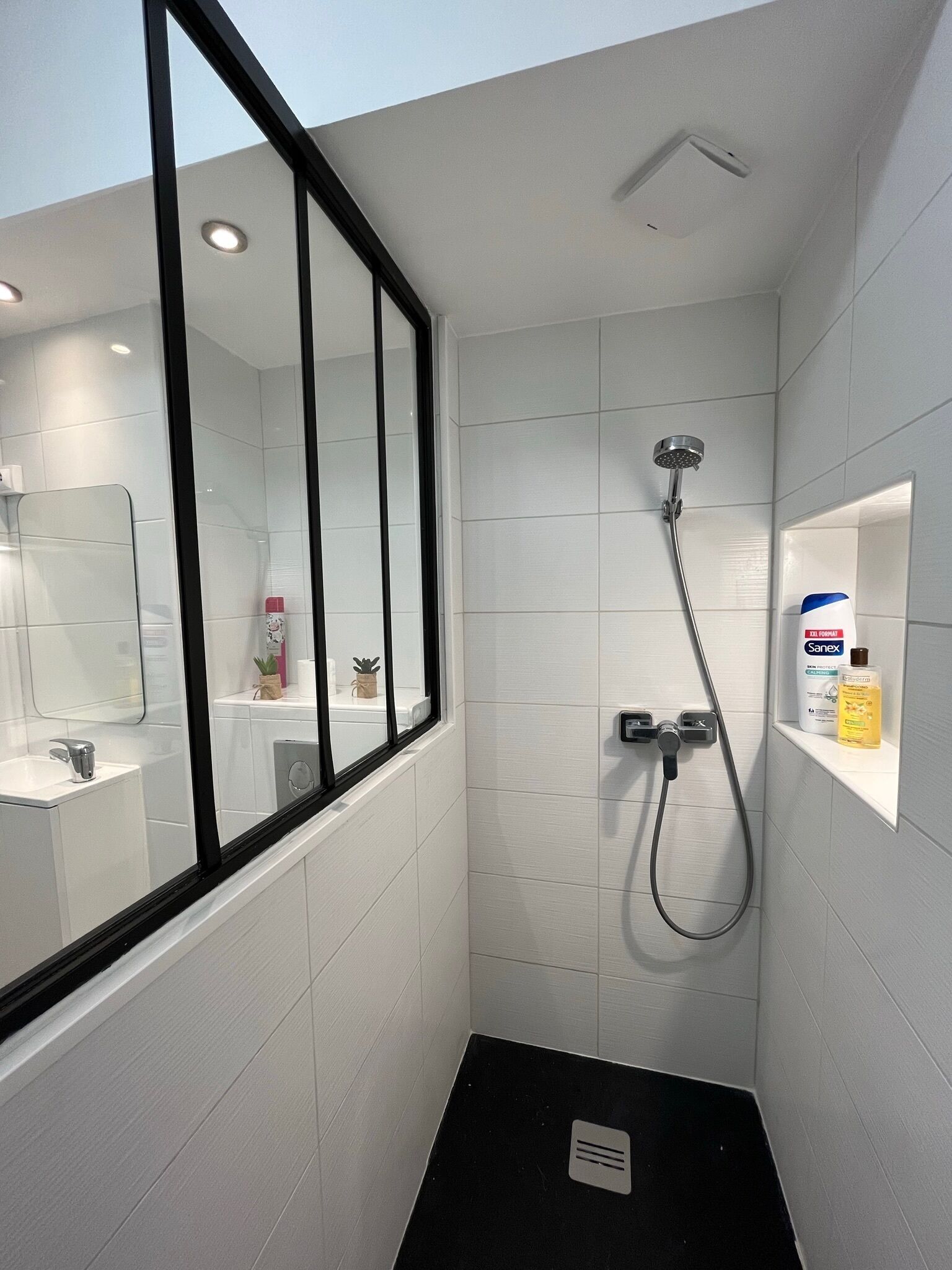 Een douche, een haardroger, handdoeken, zeep