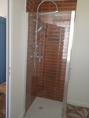 Douche, sèche-cheveux, serviettes fournies, savon