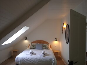 8 slaapkamers, een strijkplank/strijkijzer, internet, beddengoed