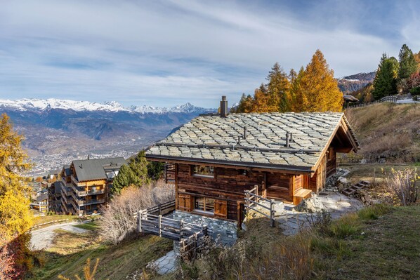 المنشأة من الخارج