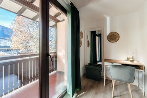 غرفة سوبيريور | ألحفة محشوة بالريش ومكواة/لوح كي وواي فاي مجانًا