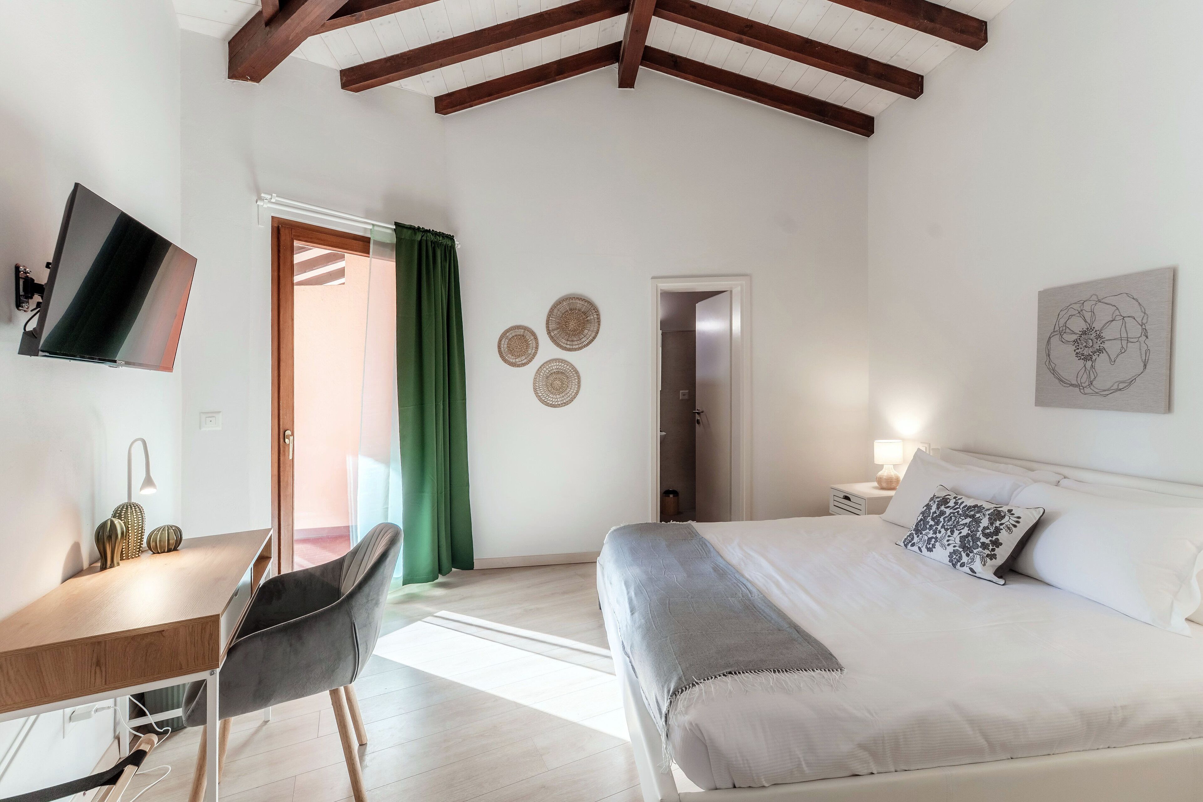 ألحفة محشوة بالريش ومكواة/لوح كي وواي فاي مجانًا