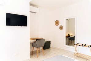 Deluxe-Zimmer, Terrasse | Daunenbettdecken, Bügeleisen/Bügelbrett, kostenloses WLAN