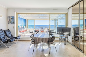 Apartment | Interior - Bright Apartment With Terrace and Sea View (Cannes)