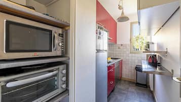 Apartamento | Cocina privada | Frigorífico, microondas, horno y placa de cocina