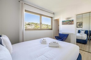 Apartment | 2 bedrooms, laptop workspace, iron/ironing board, bed sheets - Bright Apartment With Terrace and Sea View (Cannes)