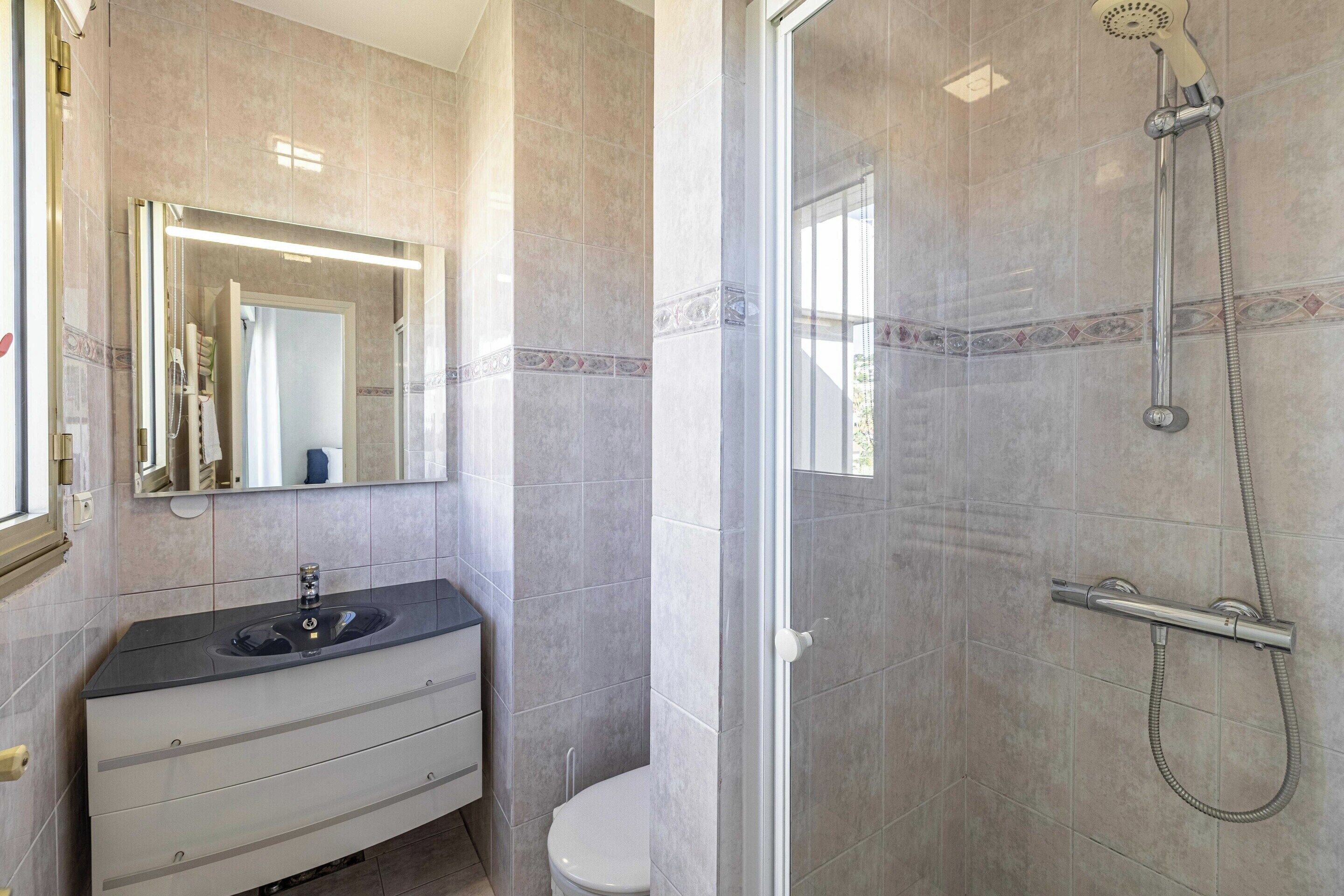 Apartment | Bathroom | Towels, shampoo, toilet paper