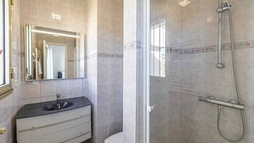 Apartment | Bathroom | Towels, shampoo, toilet paper
