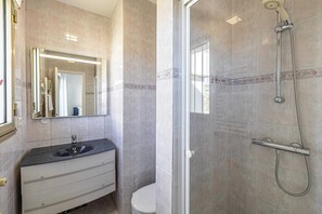 Apartment | Bathroom | Towels, shampoo, toilet paper - Bright Apartment With Terrace and Sea View (Cannes)