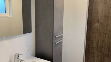 Een douche, handdoeken, toiletpapier