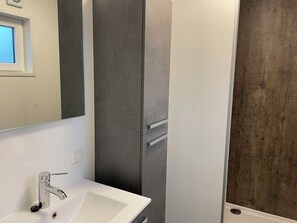 Doccia, asciugamani, carta igienica