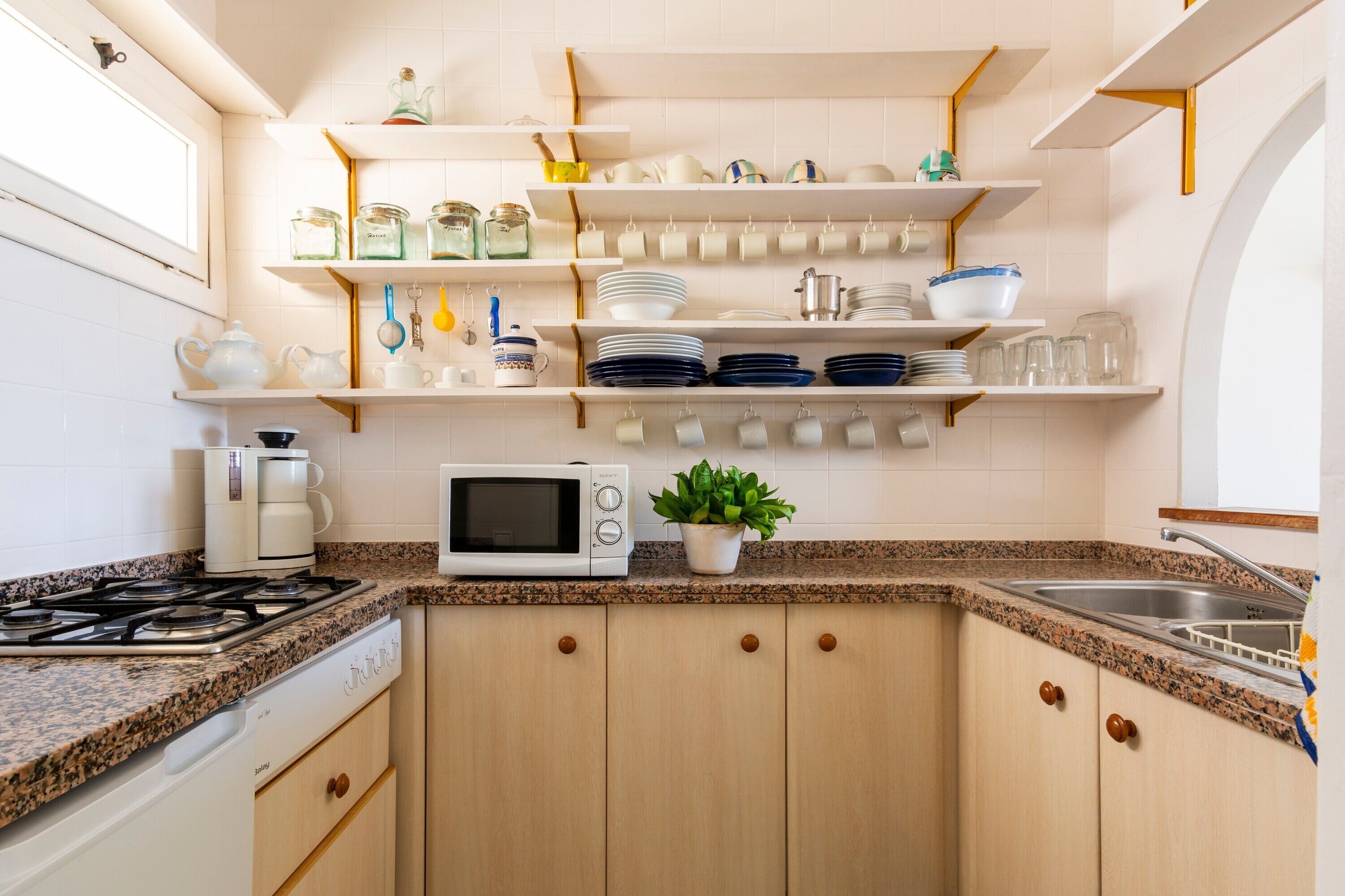 Kühlschrank, Mikrowelle, Wasserkocher mit Kaffee-/Teezubehör