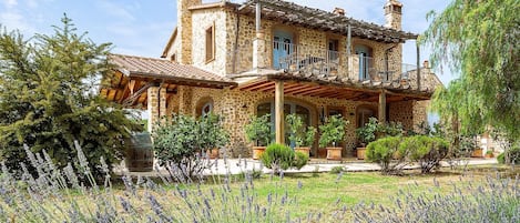 Villa, balkong, hageutsikt | Fasade