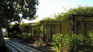 A garden pathway with a fence and greenery. - Quinta das Essencias (Penafiel)