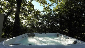 A hot tub surrounded by trees. - Quinta das Essencias (Penafiel)