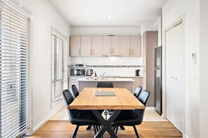Apartment | Private kitchen - Bright 2-bed Flat With Balcony in Kensington (Melbourne)
