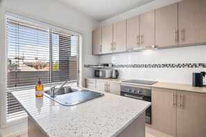 Apartment | Private kitchen - Bright 2-bed Flat With Balcony in Kensington (Melbourne)