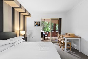 2 habitaciones, espacio para trabajar con laptop y ropa de cama 