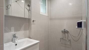 Apartment, Balkon, Blick auf den Innenhof | Badezimmer