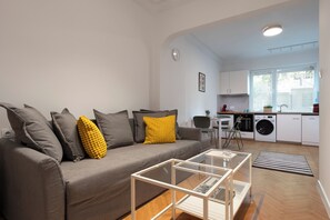 Apartment, Balcony, Courtyard View | Living area