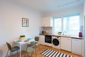 Apartment, Balcony, Courtyard View | Private kitchen