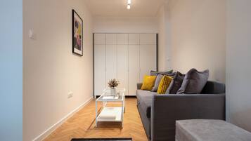 Apartment, Balcony, Courtyard View | Living area