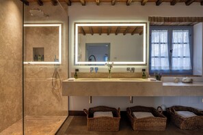 Secador de pelo, bidet, toallas