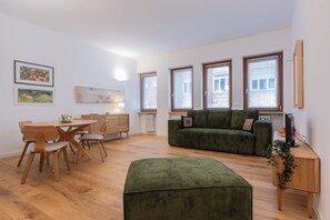 Basic Apartment, Balcony | Ruang tamu | 35 cm televisyen dengan satelit 