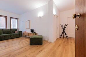 Apartamento básico, sacada | Sala de estar | TV 35 cm com canais via satélite