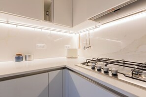 Apartamento básico, sacada | Cozinha privada | Máquina de café expresso
