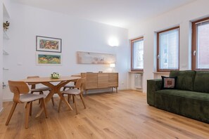 Basic-Apartment, Balkon | Esszimmer