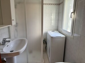 Dusche, Haartrockner, Bidet, Handtücher