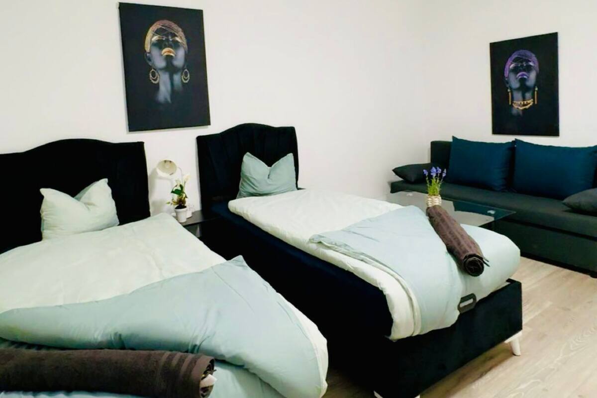 Eenvoudig appartement | Een strijkplank/strijkijzer