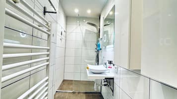 Basic-Apartment | Badezimmer | Dusche, kostenlose Toilettenartikel, Haartrockner, Handtücher