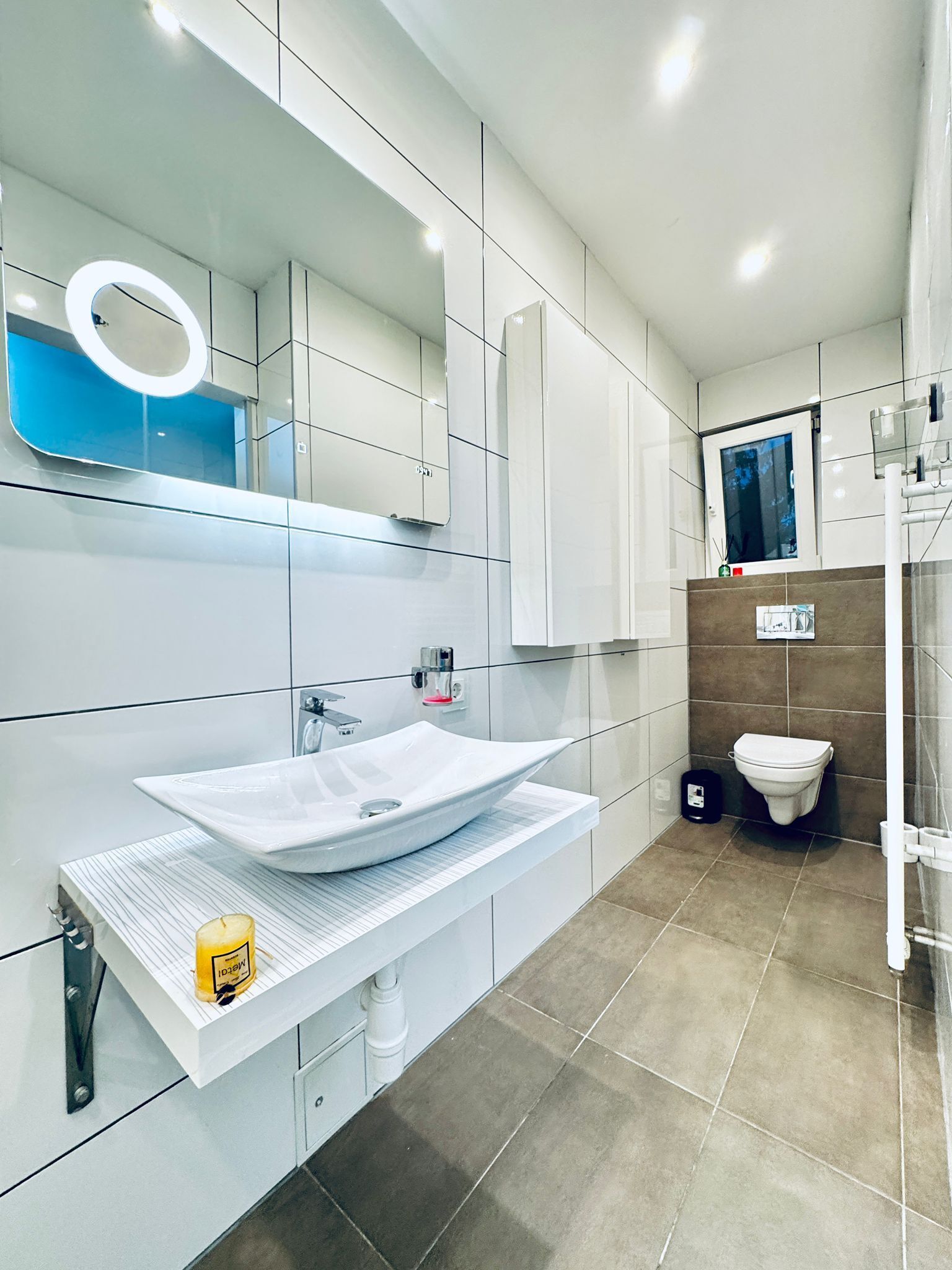 Basic Apartment | Bathroom | Shower, free toiletries, hair dryer, towels