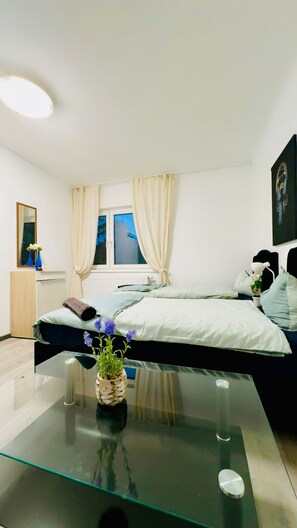 Eenvoudig appartement | Een strijkplank/strijkijzer