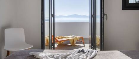 7 bedrooms, desk, iron/ironing board, travel crib