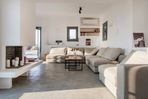 TV, fireplace, stereo