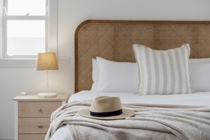 3 bedrooms, desk, iron/ironing board, WiFi - Hamptons Haven - 4pm check out Sundays* (Capel Sound)