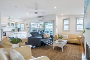 TV, fireplace, books, stereo - Hamptons Haven - 4pm check out Sundays* (Capel Sound)