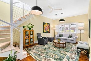 Smart TV - Mosman Bay - ROSE2 - Rose Crescent - Art Deco Mosman Bay home (Mosman)