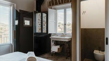 Dusche, Bademäntel, Hausschuhe