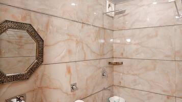 Quarto urbano, 1 cama King, vista para a cidade | Banheiro | Chuveiro, produtos de toalete grátis, toalhas de banho, sabonete