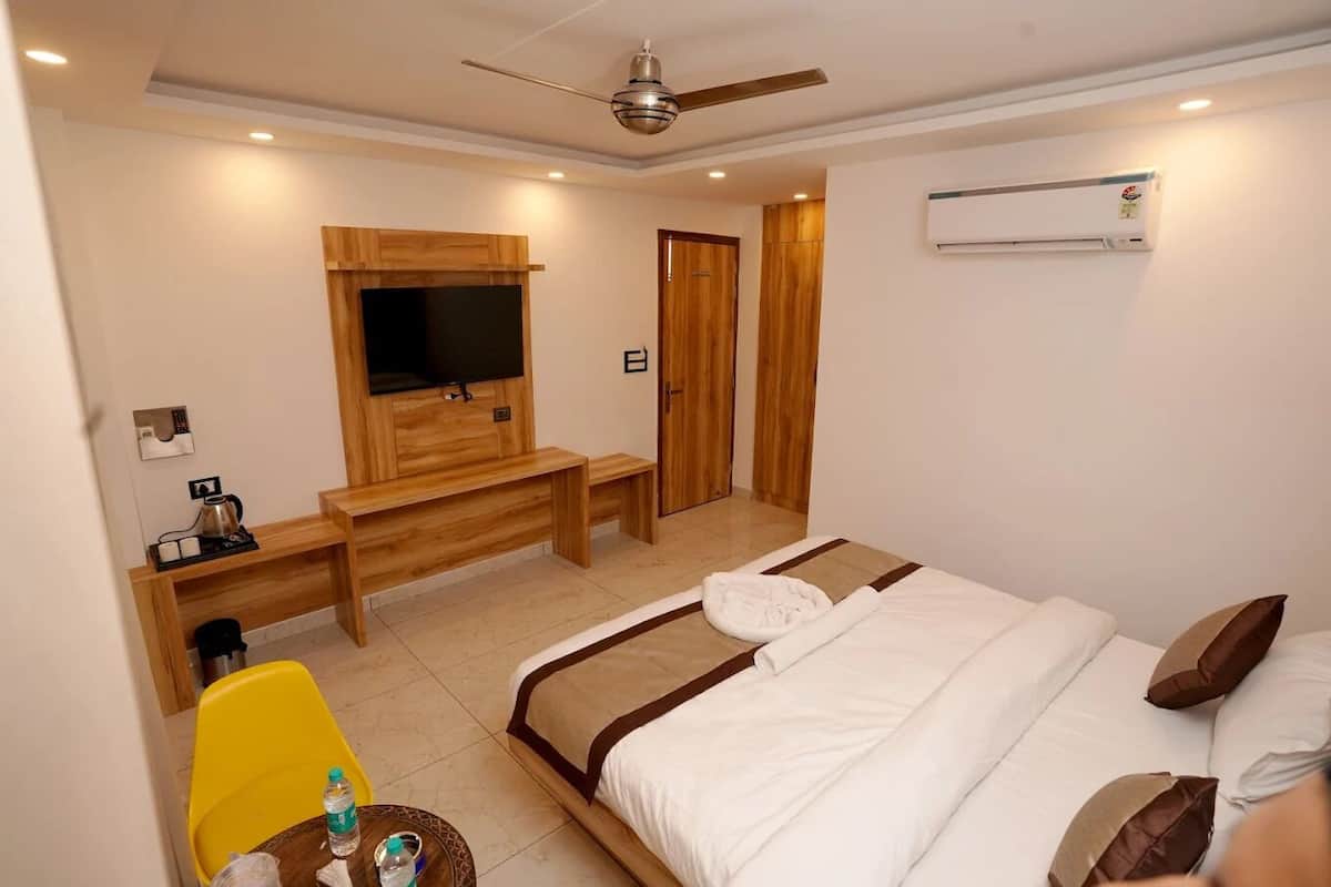 Premium bedding, soundproofing, WiFi (free), bed sheets