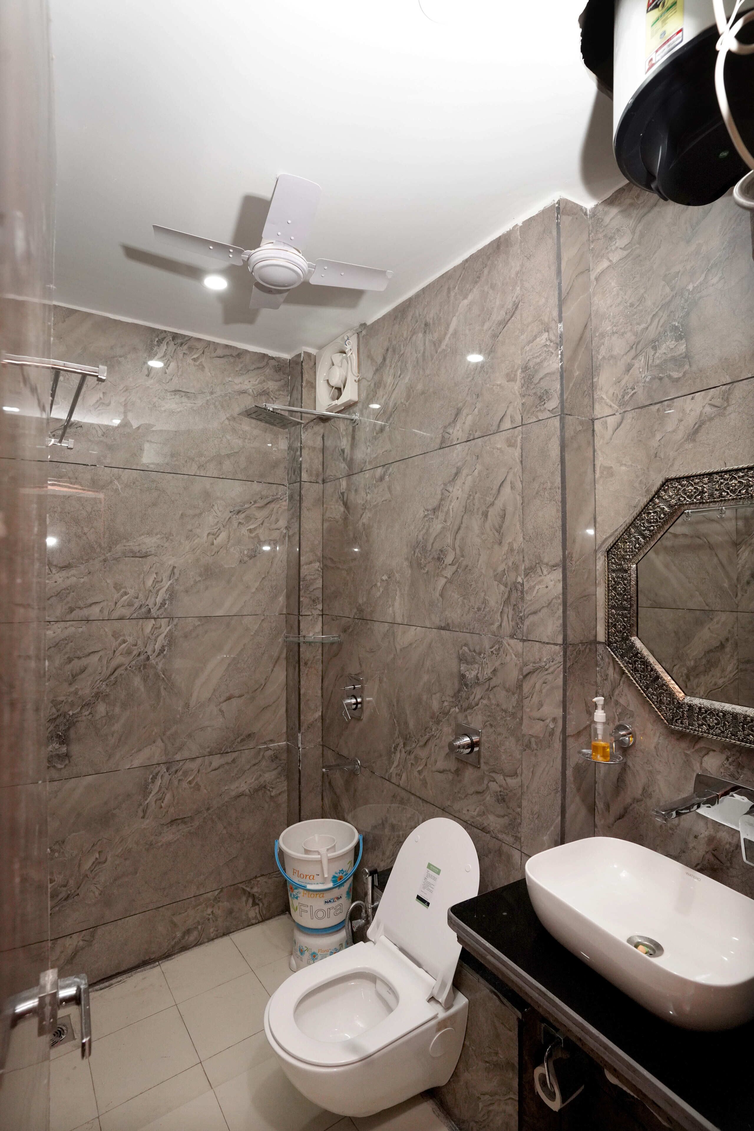 Suihku, ilmaiset hygieniatuotteet, pyyhkeet, saippua