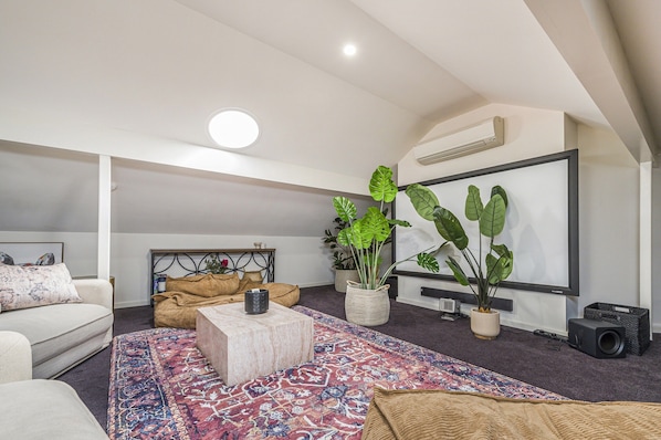 Apartment | Living room - Fun for Families: Location, Cinema, Games, Wifi (Perth)