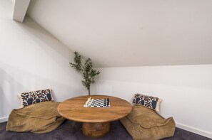 Apartment | Living room - Fun for Families: Location, Cinema, Games, Wifi (Perth)