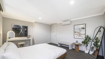 Apartment | 3 bedrooms, laptop workspace, bed sheets